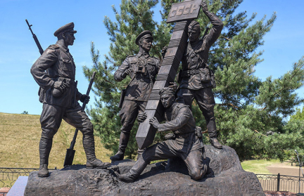 Возле стен Брестской крепости открыли памятник советским пограничникам
