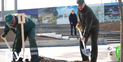 Лукашенко принимает участие в Республиканском субботнике – он работает на площадке Национального исторического музея