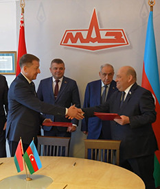 МАЗ поставит в Азербайджан машинокомплекты для производства коммунальной техники