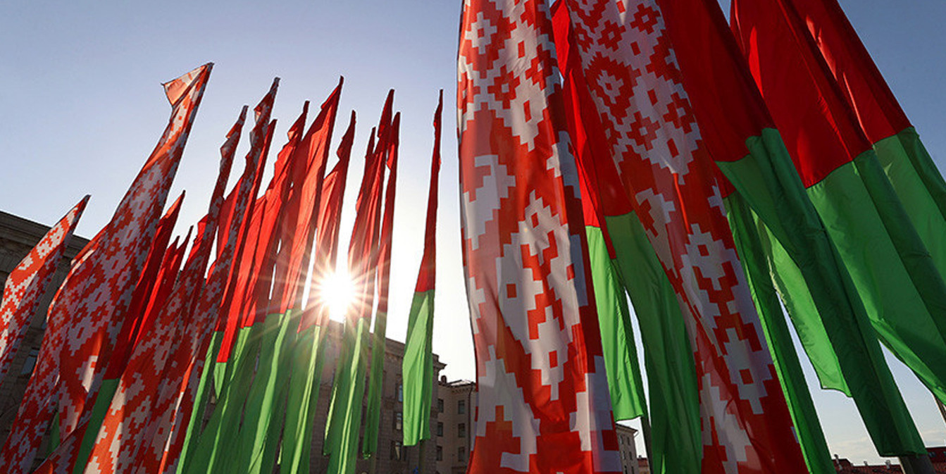 флаги Беларуси под мирным небом