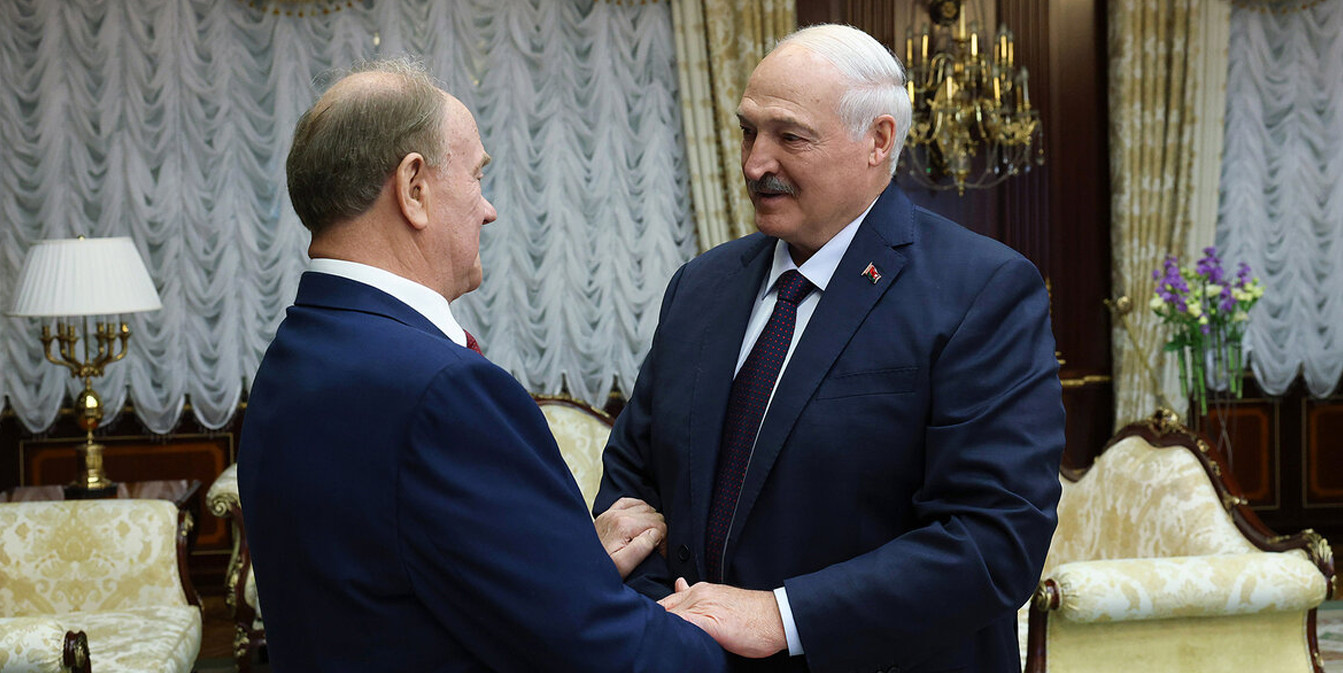 Александр Лукашенко и Геннадий Зюганов приветствуют друг друга крепким рукопожатием во Дворце Независимости.