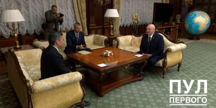 Александр Лукашенко проводит встречу с премьер-министром Казахстана Олжасом Бектеновым.