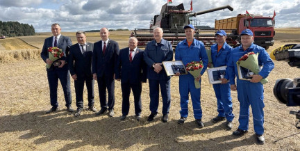 Лукашенко приехал на поле в Минском районе и поблагодарил передовиков жатвы за высокие результаты