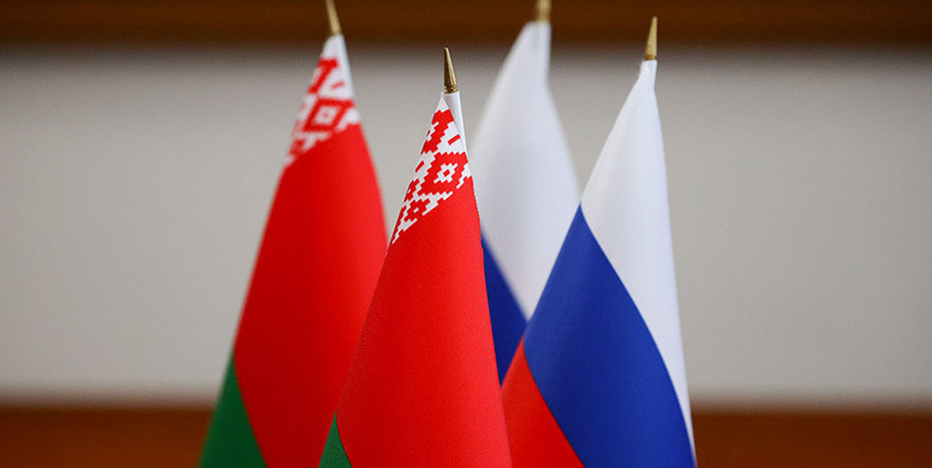 На встрече с первым заместителем председателя правительства России Денисом Мантуровым Александр Лукашенко заявил, что в скором времени планирует встретиться с Путиным
