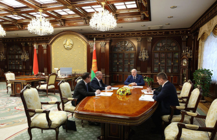 «Люди должны быть убеждены в справедливости вступительной кампании». А. Лукашенко принял министра образования А. Иванца с докладом