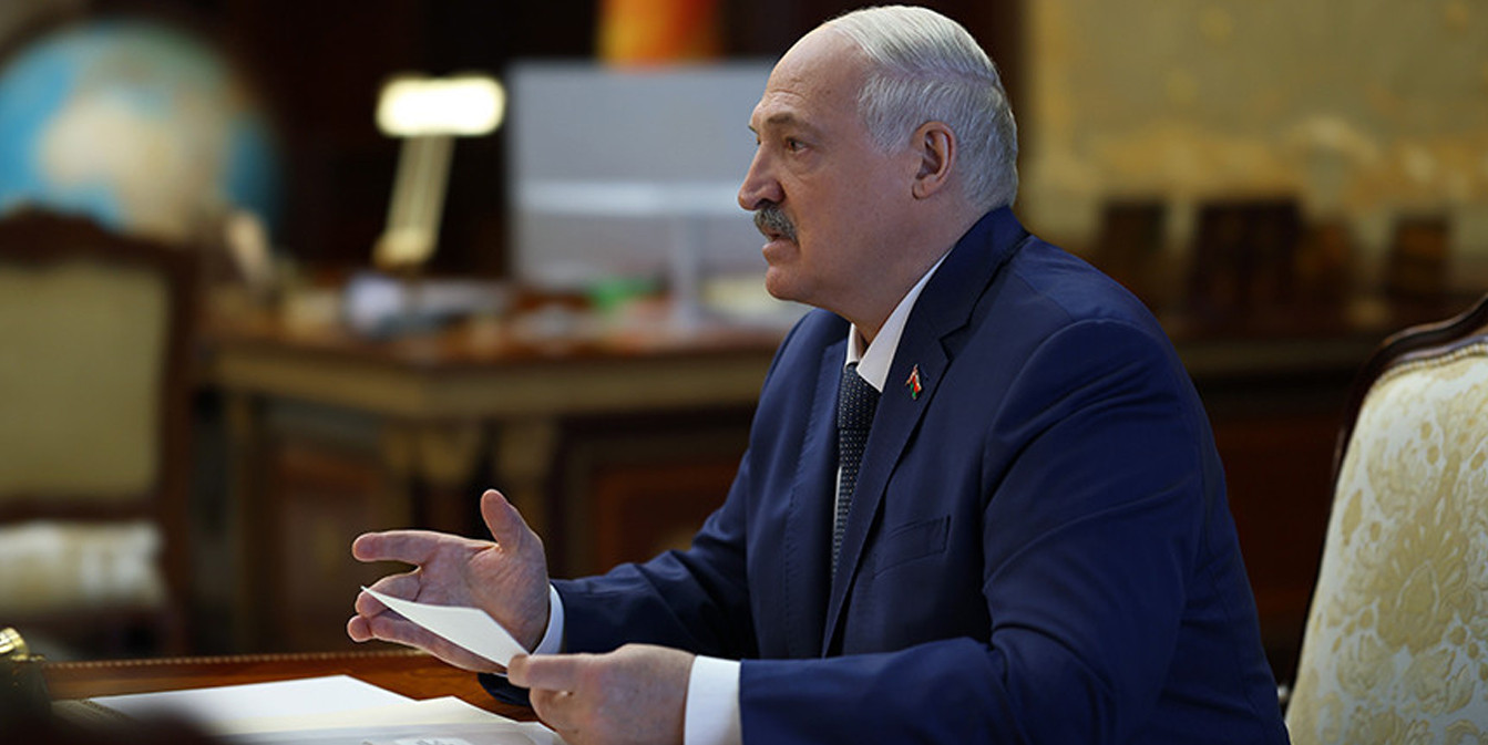 Александр Лукашенко на совещании после атаки на белорусский автобус