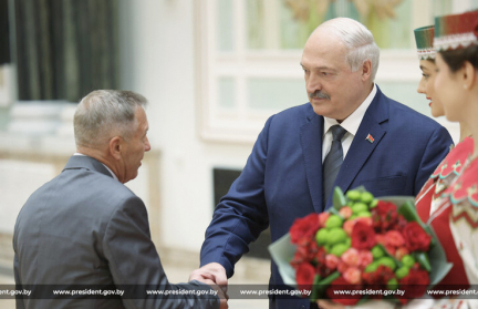 За значительный вклад в развитие страны, труд и талант. Александр Лукашенко вручил государственные награды