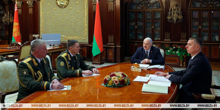 Президент Беларуси требует усилить подготовку офицеров и контроль в армии и Военной академии