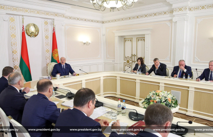 «Надо работать день и ночь»: А. Лукашенко требует от аграриев не терять ни минуты