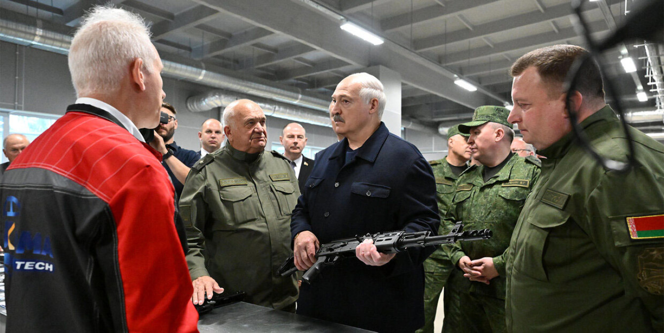 «Это основа любой армии»: Лукашенко посетил белорусское производство стрелкового оружия в Минской области