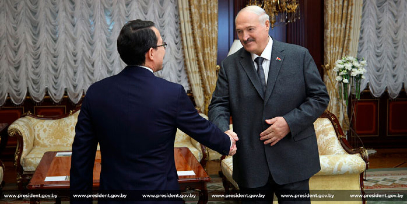 Президент Беларуси провел встречу с Чрезвычайным и Полномочным Послом Казахстана