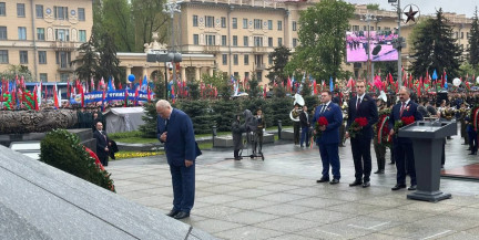 Александр Лукашенко возложил венок к монументу Победы в Минске