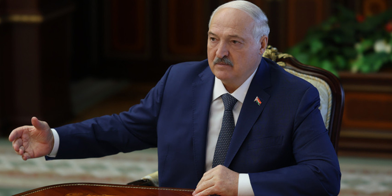 Александр Лукашенко рассказывает о поручении медикам вылечить всех пострадавших после атаки дрона под Брянском
