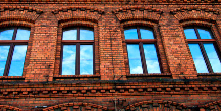 В Москве 18-летний парень выпал из окна 11-го этажа университета Баумана