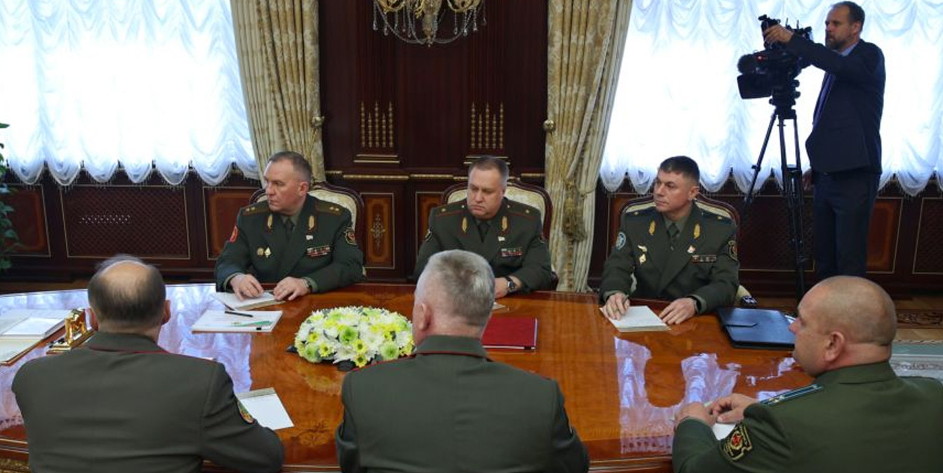 военные на докладе у Президента Беларуси
