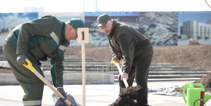 Александр Лукашенко в Республиканский субботник трудился на площадке Национального исторического музея