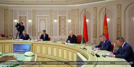 Президент Беларуси проводит встречу с губернатором Мурманской области