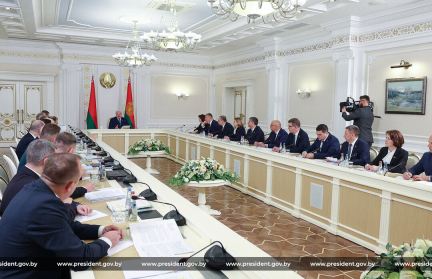 «Прекратите ходить сюда за деньгами!» – А. Лукашенко отчитал чиновников за просьбы о господдержке