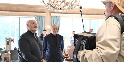 Лукашенко в «Красном Бору» продегустировал мед и подарил пчеловоду свой баян