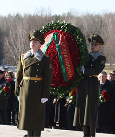 Венок от Президента Беларуси возложили к Вечному огню в Хатыни