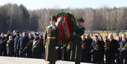 Венок от Президента Беларуси возложили к Вечному огню в Хатыни