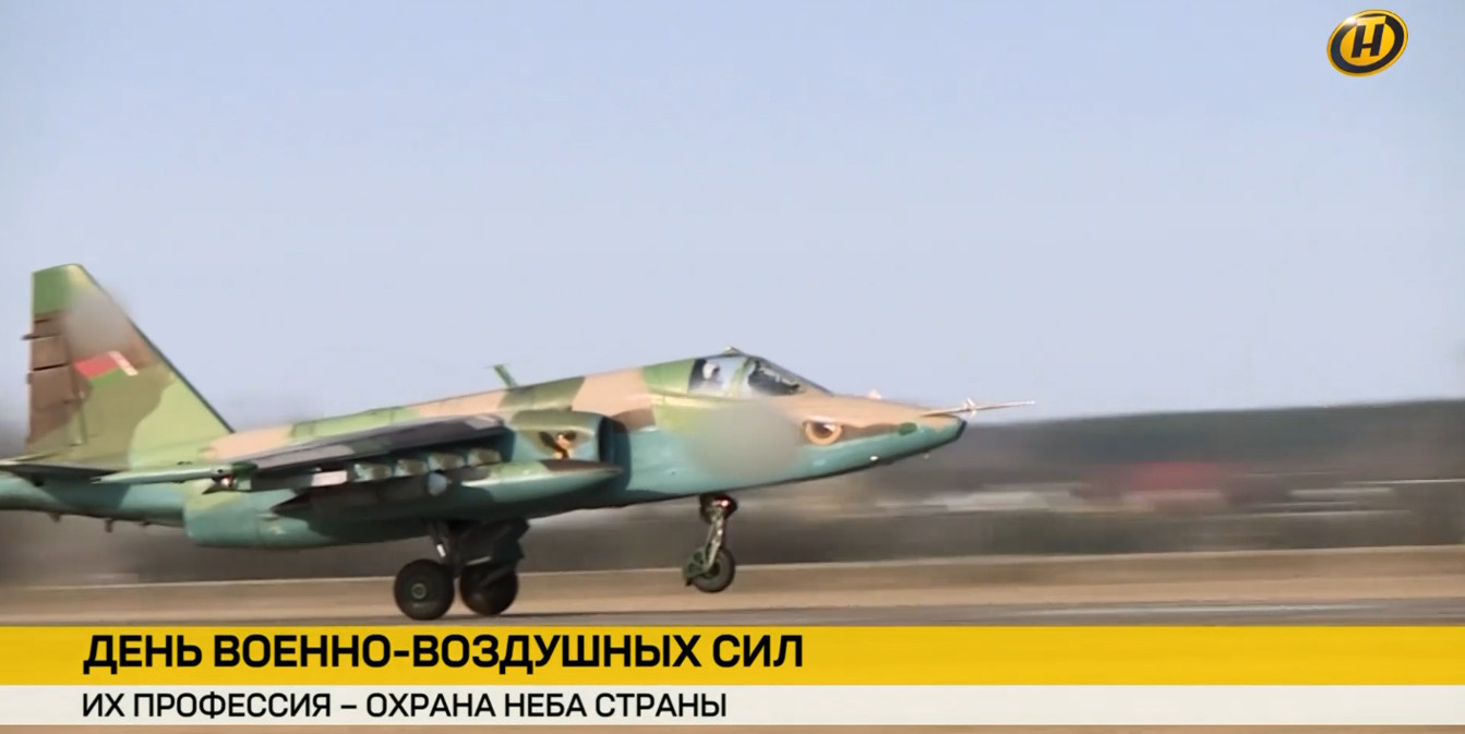 Белорусский военный самолет Су-25 взлетает со взлетно-посадочной полосы во время празднования Дня Военно-воздушных сил.