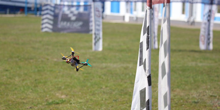 Скорость 200 км/ч и филигранная точность: Президенту показали мастерство операторов дронов