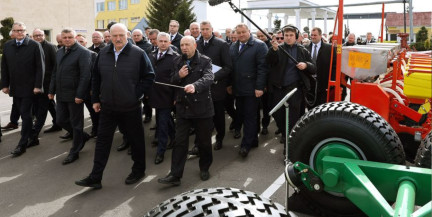 Президент потребовал ускорить развитие сети агросервисов в Беларуси