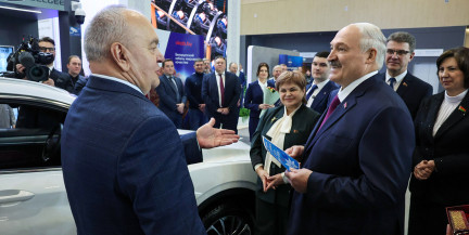 Президенту Беларуси подарили сертификат на обновленный BELGEE X50+