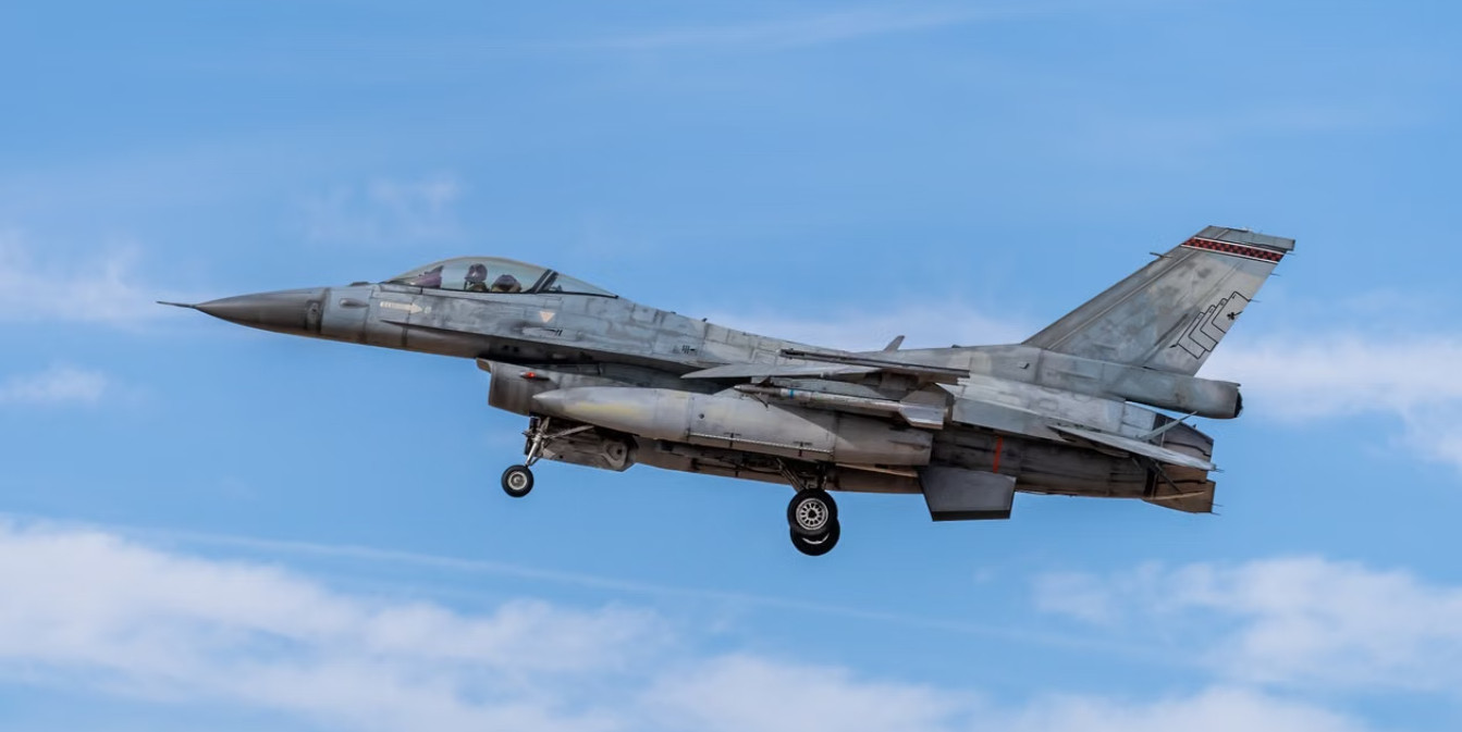 Истребитель F-16 парит в ясном голубом небе