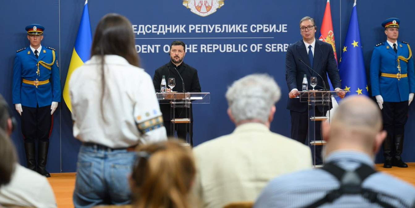 Владимир Зеленский и Александр Вучич выступают за трибунами на фоне флагов и надписи «Президент Республики Сербия», перед ними сидят журналисты.