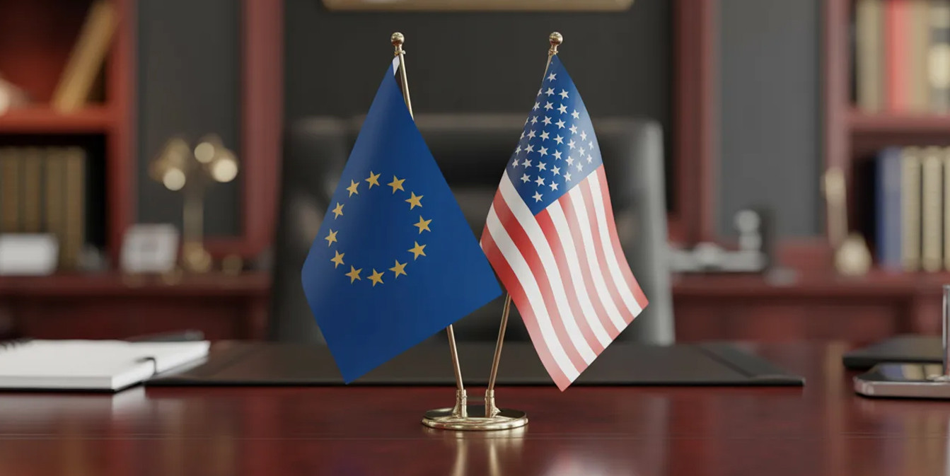Настольные флаги Европейского союза и США на деревянном столе в рабочем кабинете политика.