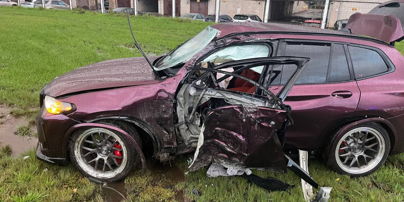 поврежденный автомобиль после ДТП