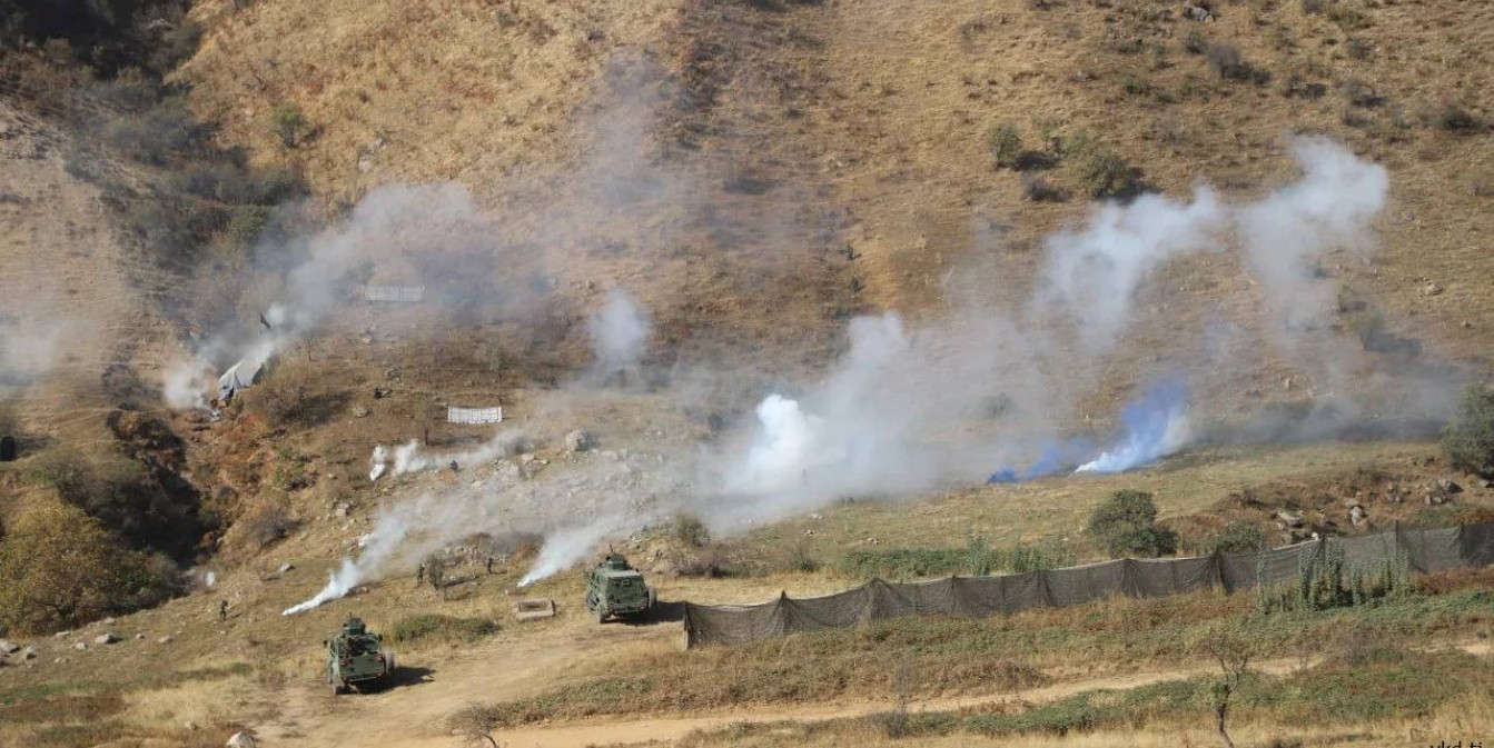 Военные учения в холмистой местности с использованием бронетехники и дымовой завесы
