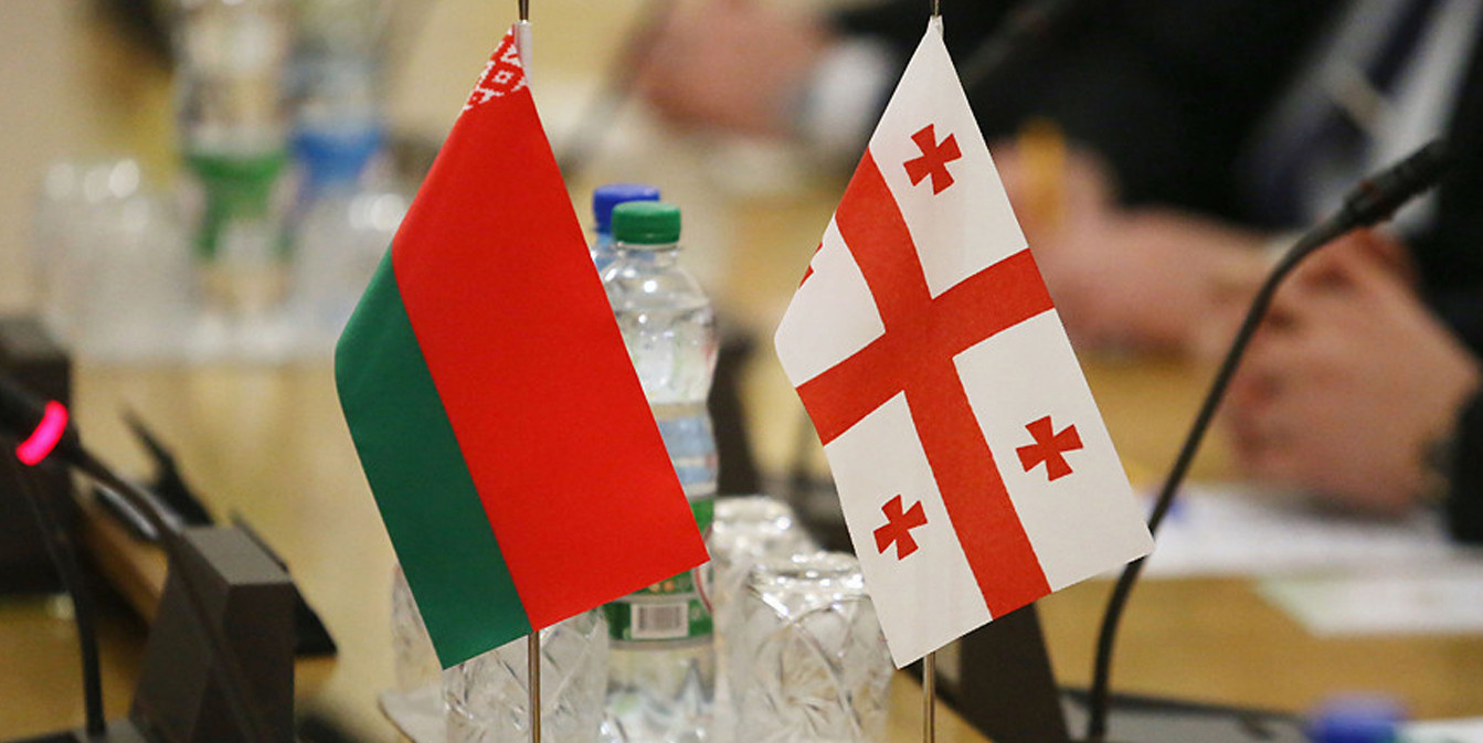 Флаги Беларуси и Грузии стоят на столе переговоров