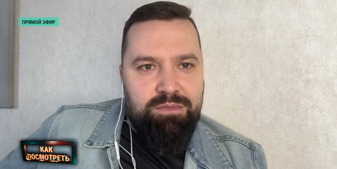 политолог Егорченков дает интервью по Skype