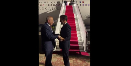 Пашинян и Макрон мило обменялись сердечками у трапа самолета