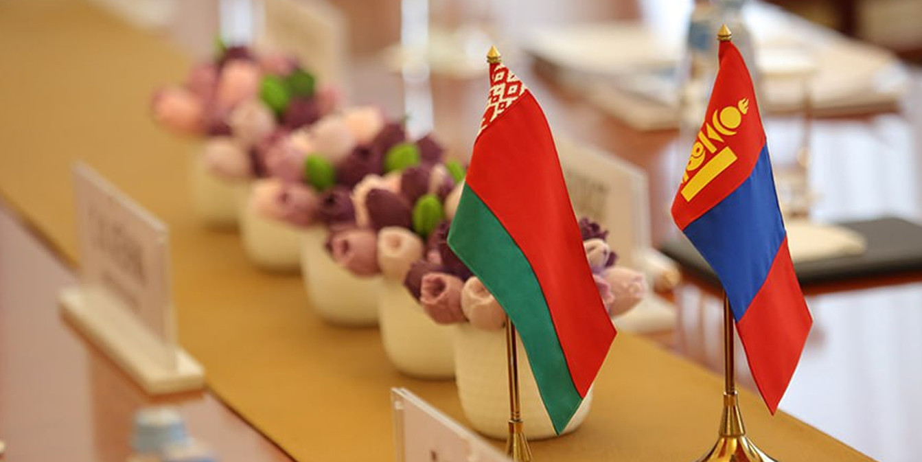 флаги Беларуси и Монголии