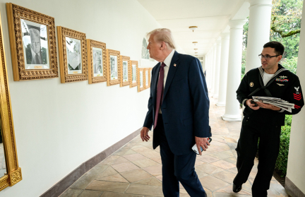 Трамп заменил портрет Байдена в Белом доме на фото с устройством для автоподписи