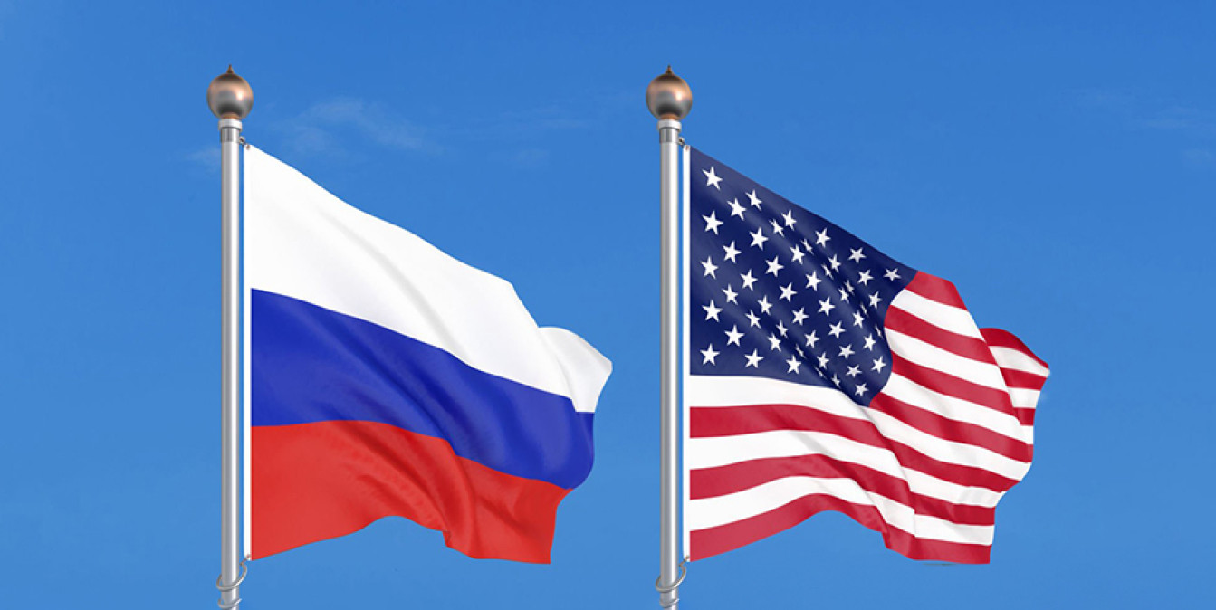 Флаги России и США. Переговоры Путина и Трампа по телефону.
