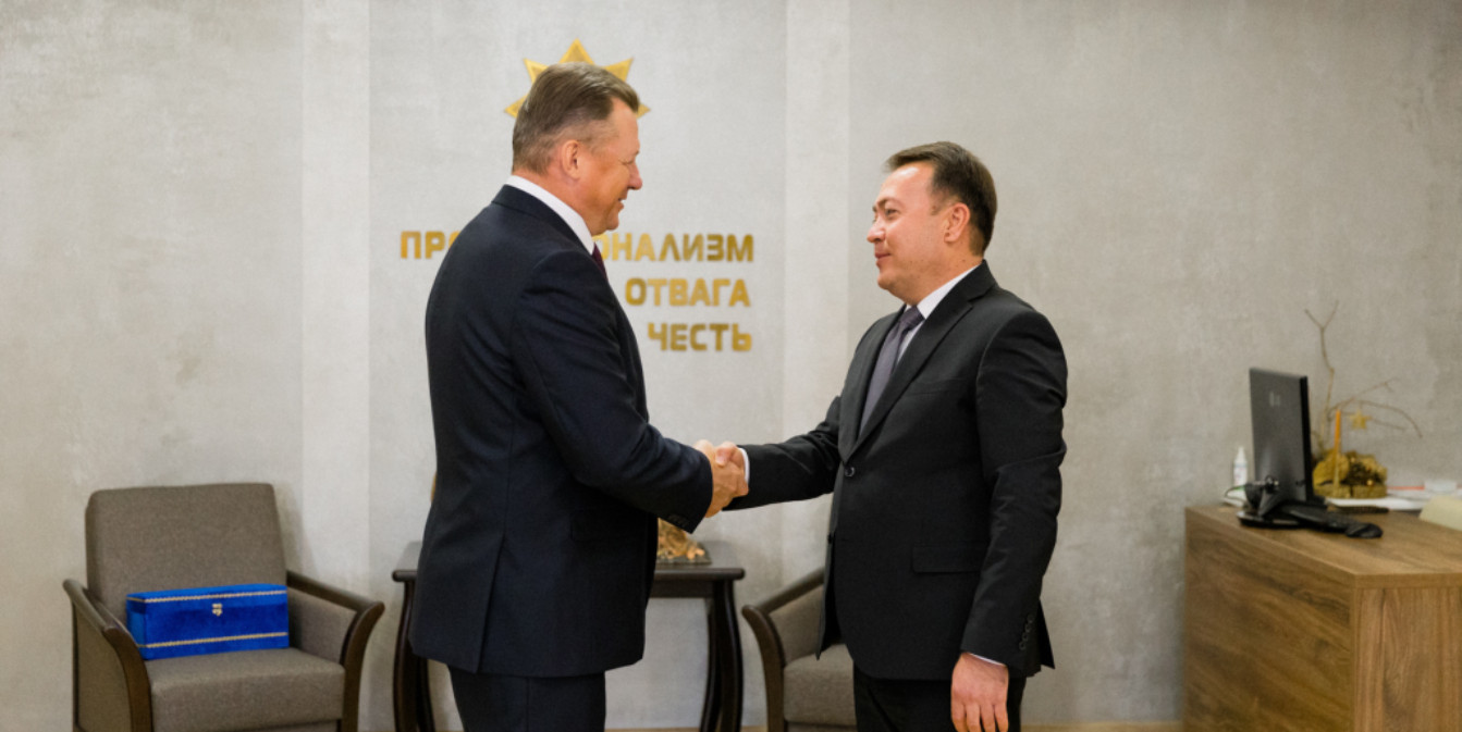 Глава МЧС Вадим Синявский во время встречи с послом Узбекистана Нуриддином Мамажоновым
