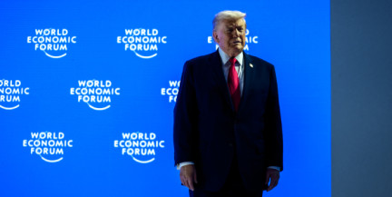 На руке Трампа заметили свежий синяк во время выступления в Давосе