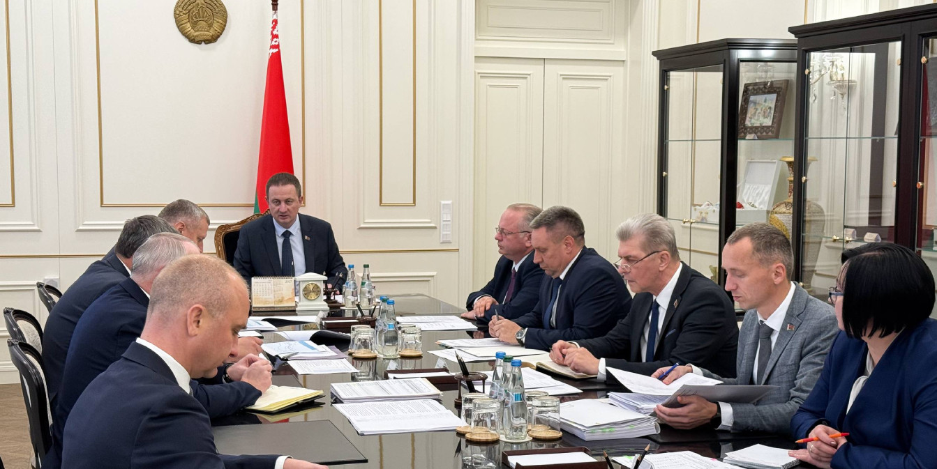 Премьер-министр Беларуси Александр Турчин проводит рабочее совещание