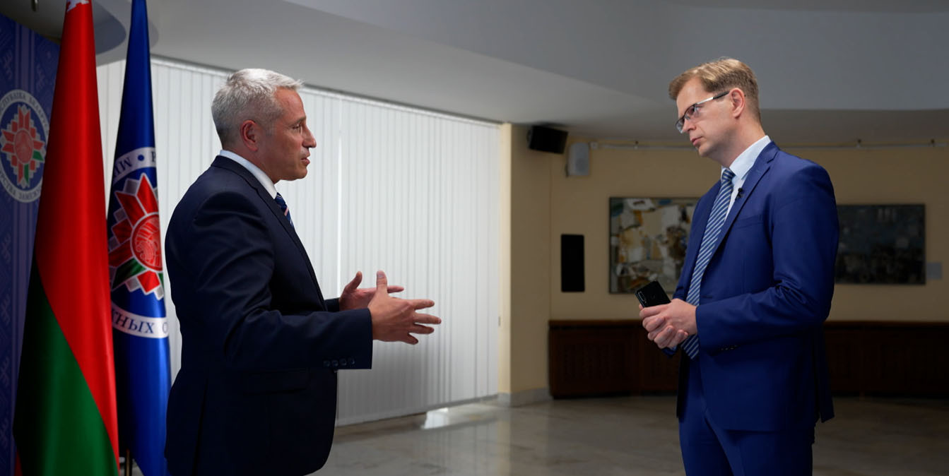 посол рассказывает журналисту об отношениях Беларуси и Мьянмы