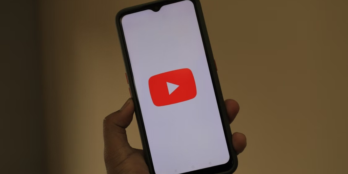 близкий план смартфона с логотипом приложения YouTube на экране