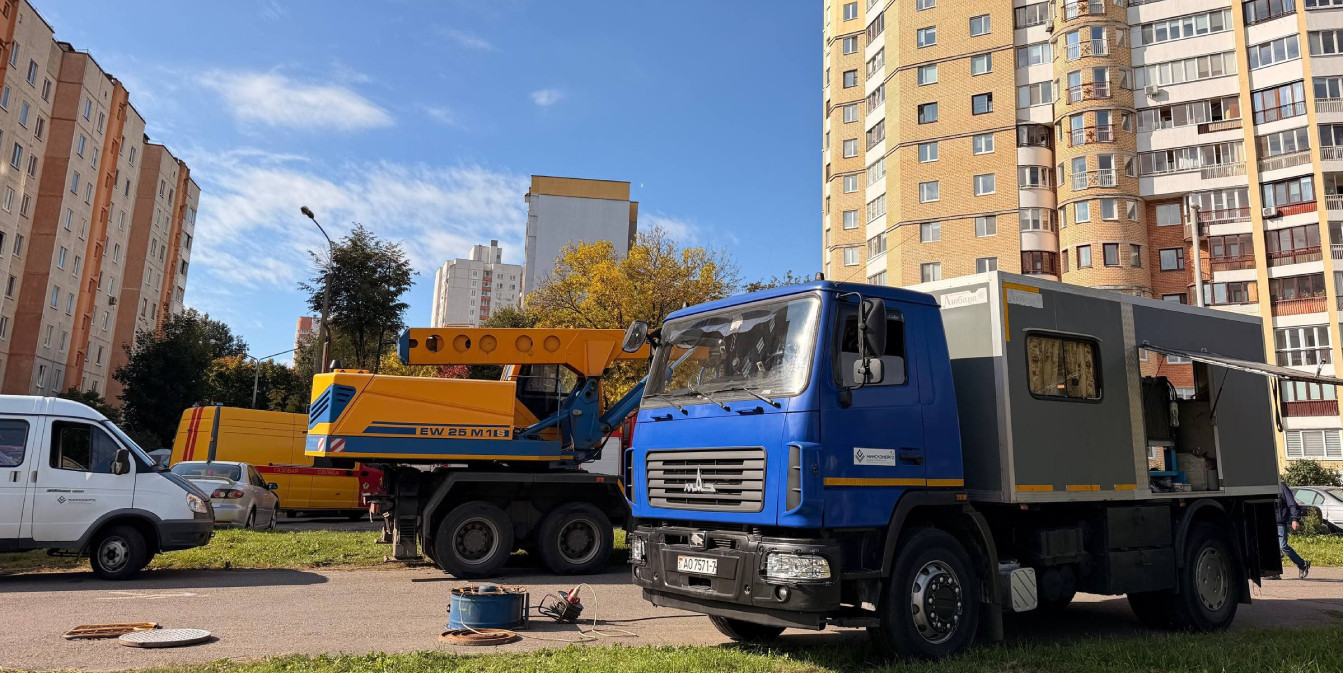 специальная техника во дворе жилого дома ликвидирует аварию на трубопроводе