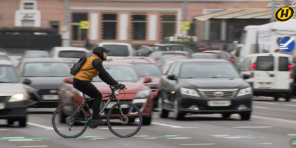 Водитель сбил электросамокатчика, который не спешился. Кого признают виновником ДТП, пояснили в ГАИ