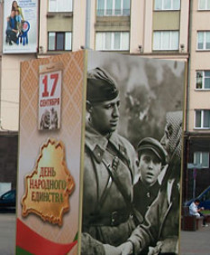«Живем и развиваемся, не смотря ни на кого»: о чем говорят жители Минска в День народного единства