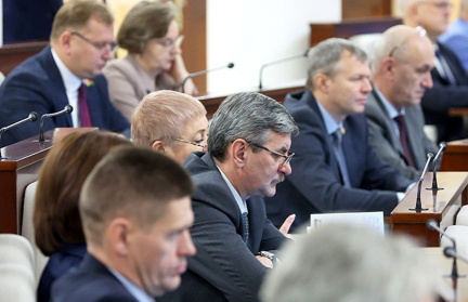 Стало известно, какие ограничения на выплату пенсии за выслугу лет отменят для работающих госслужащих в Беларуси