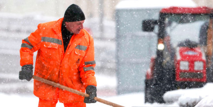 Более трех тысяч коммунальщиков продолжают обеспечивать безопасность и чистоту дворов
